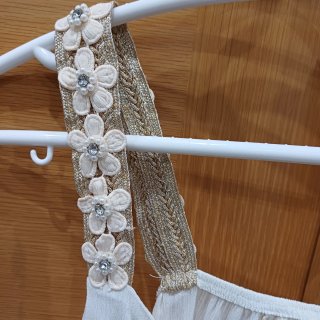 Camiseta tirantes mujer blanca y dorada