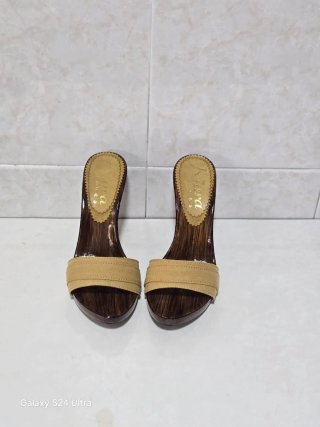 Zuecos Kiara Shoes Tacón Madera Beige Marrón