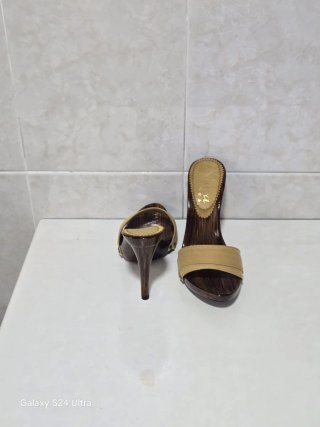 Zuecos Kiara Shoes Tacón Madera Beige Marrón