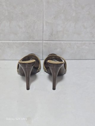 Zuecos Kiara Shoes Tacón Madera Beige Marrón