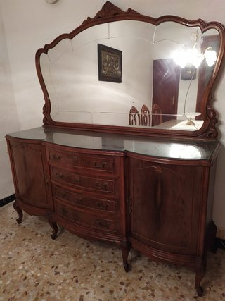 Aparador de madera con espejo
