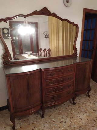 Aparador de madera con espejo