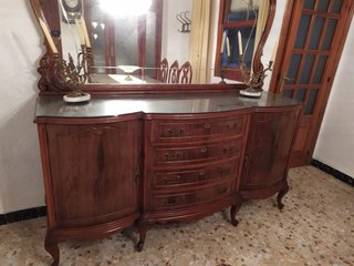 Aparador de madera con espejo