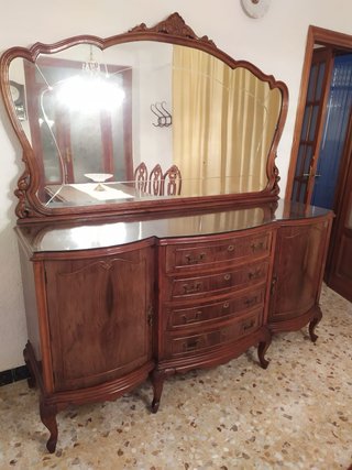 Aparador de madera con espejo