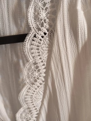 Vestido blanco largo con botones.