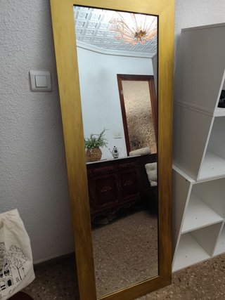 Espejo de pie dorado y madera