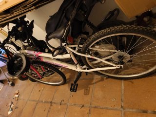 Bicicleta blanca con casco