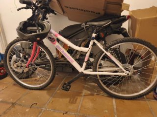 Bicicleta blanca con casco