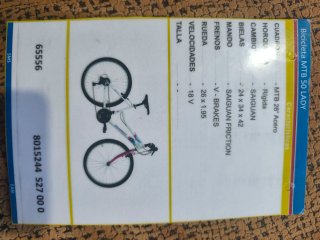 Bicicleta blanca con casco