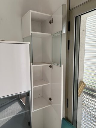 Vitrina expositora blanca y cristal