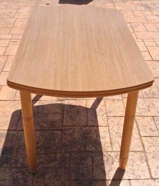 Mesa extensible de madera con cajón