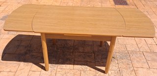 Mesa extensible de madera con cajón
