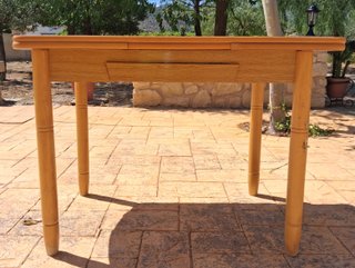 Mesa extensible de madera con cajón