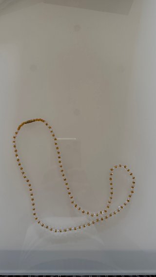 Colgante de cuentas dorado y blanco