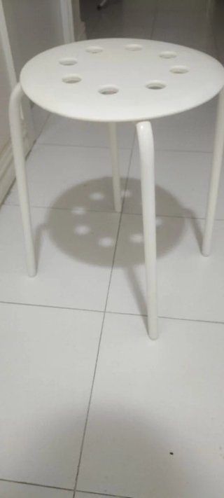 Taburete blanco metal y plástico