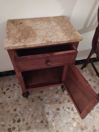 Mesita de madera y mármol