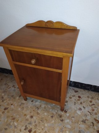 Mesita de madera con cajón y puerta