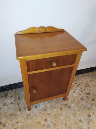 Mesita de madera con cajón y puerta