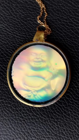 Colgante Buda Feliz Holográfico Dorado