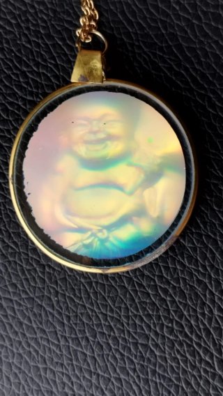 Colgante Buda Feliz Holográfico Dorado