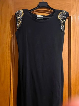 Vestido negro con hombros adornados