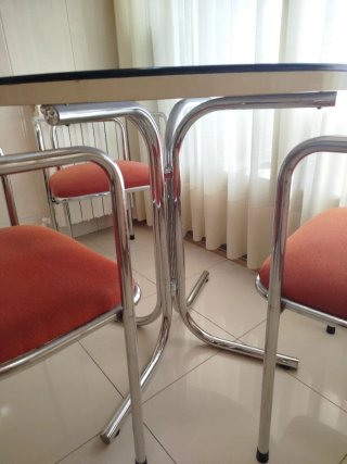 Comedor Space Age Mesa Cristal y Sillas Naranja