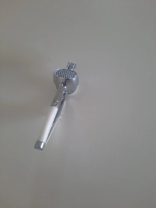 Tagliatartufi in metallo e plastica
