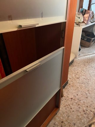 Mueble alto de madera de cerezo y cristal