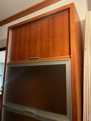 Mueble alto de madera de cerezo y cristal