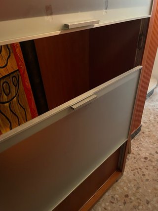 Mueble alto de madera de cerezo y cristal