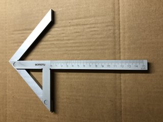 ESCUADRA BUSCA CENTROS MILIMETRADA 130x150mm.