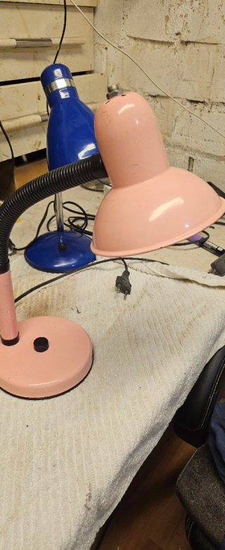 Lámpara de escritorio rosa y negra