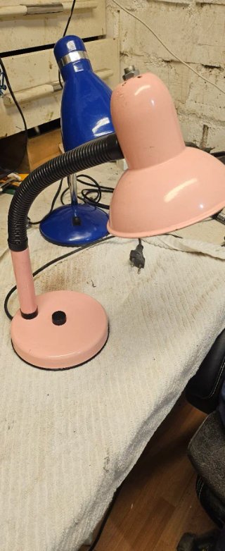 Lámpara de escritorio rosa y negra