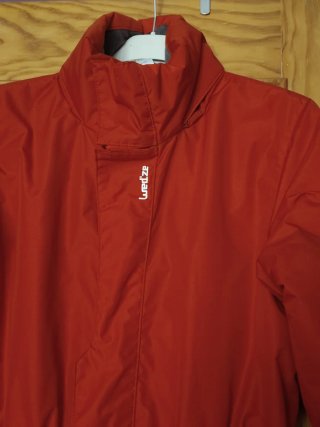 Mono de nieve rojo