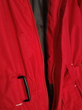 Mono de nieve rojo