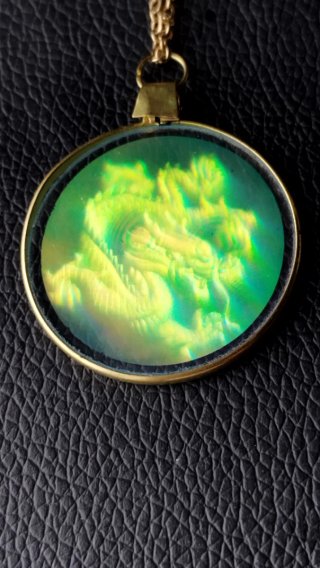 Colgante holograma vintage dragón dorado
