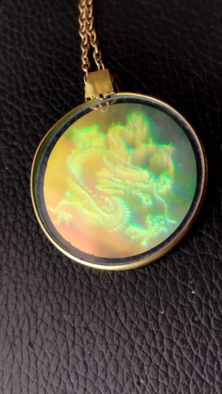 Colgante holograma vintage dragón dorado