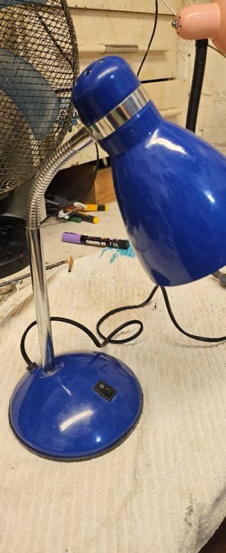 Lámpara de escritorio azul y plateada