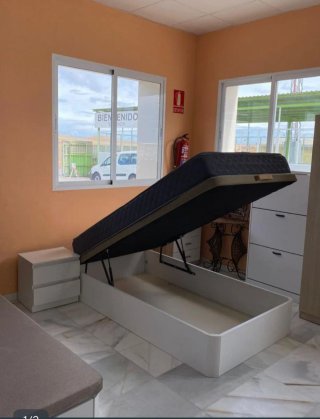Canapé de madera con colchón