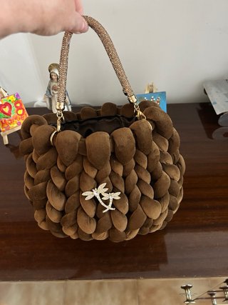Bolso marrón con detalles dorados y pedrería