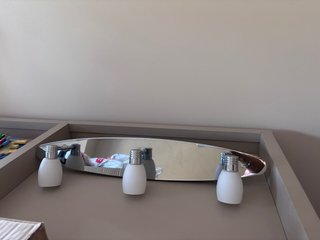Foco de baño plateado y blanco