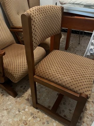 Silla de madera tapizada beige y marrón