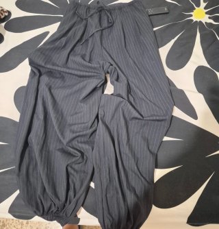 Pantalones grises de rayas