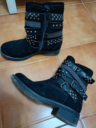 Botas negras con tachuelas y hebillas