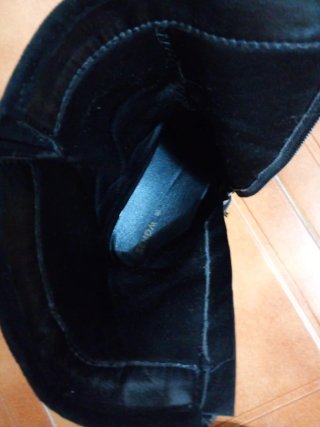 Botas negras con tachuelas y hebillas