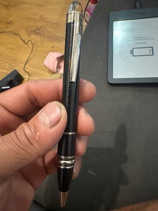Bolígrafo negro con detalles plateados