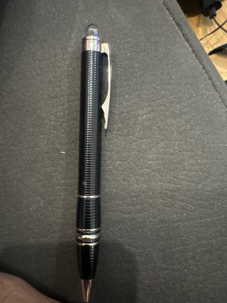 Bolígrafo negro con detalles plateados