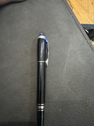 Bolígrafo negro con detalles plateados