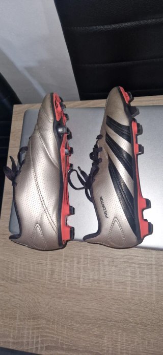 Zapatillas Adidas Doradas y Negras