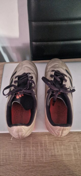 Zapatillas Adidas Doradas y Negras